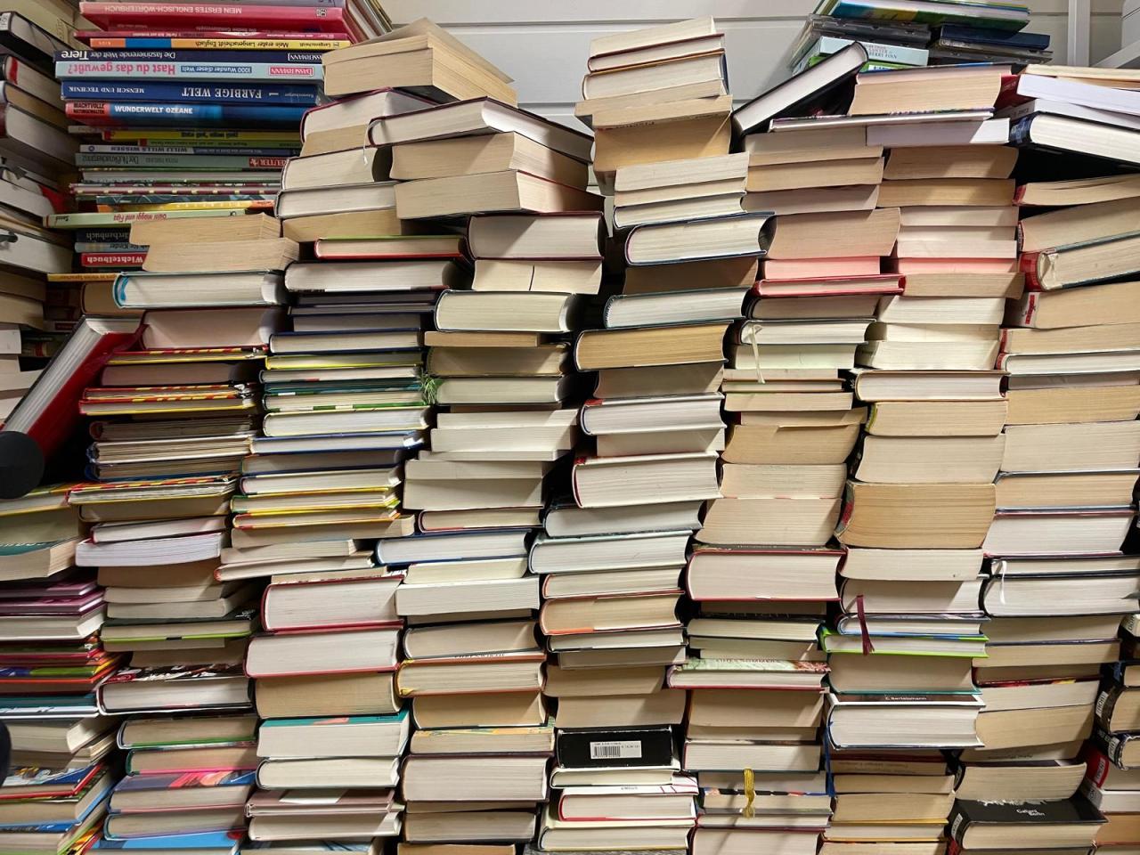 Bücherstapel nebeneinander