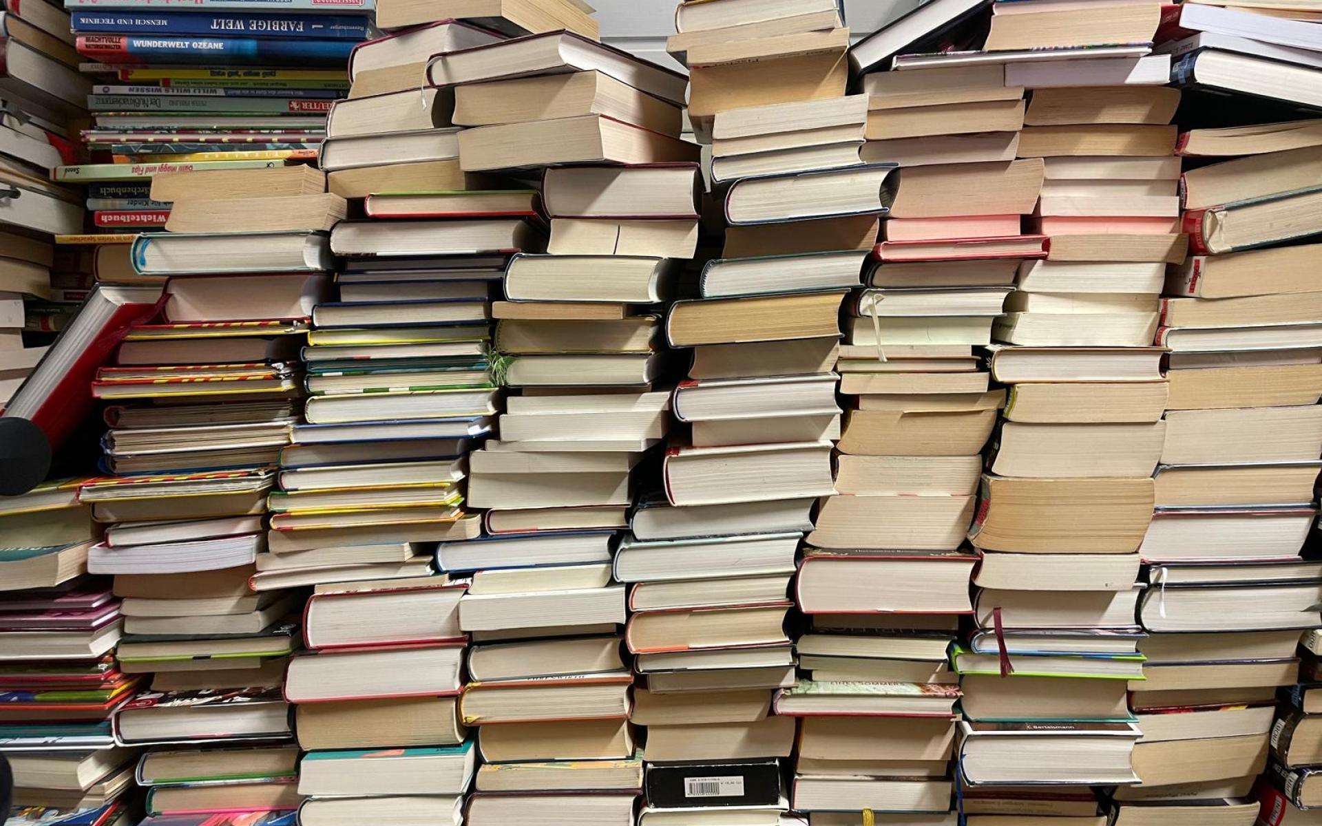 Bücherstapel nebeneinander